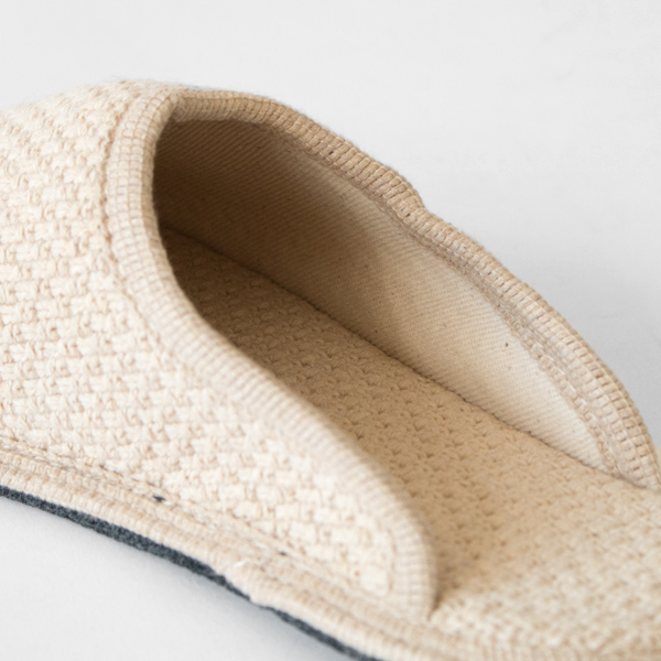 履き口も素足に優しい柔らかさ 履き口も素足に優しい柔らかさ