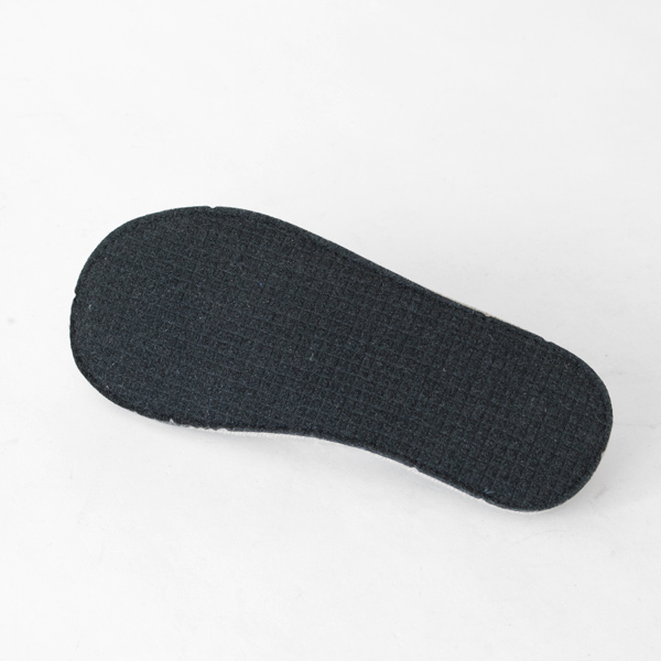 滑りにくく頑丈なアウトソール 滑りにくく頑丈なアウトソール