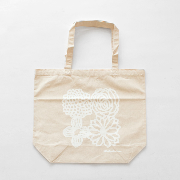 ブランケットと同じデザインのトートバッグが付属します(花つなぎ)
