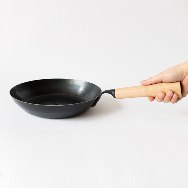 約1.2mmと薄い板厚で、鉄製でも軽量です(26cm)