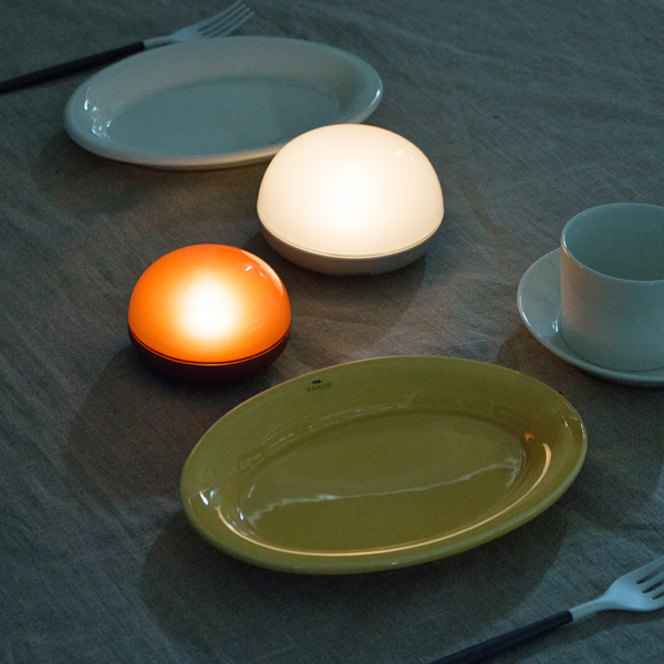 食卓に灯してムードある空間に（左：9 AMBER・右：11 OFFWHITE）
