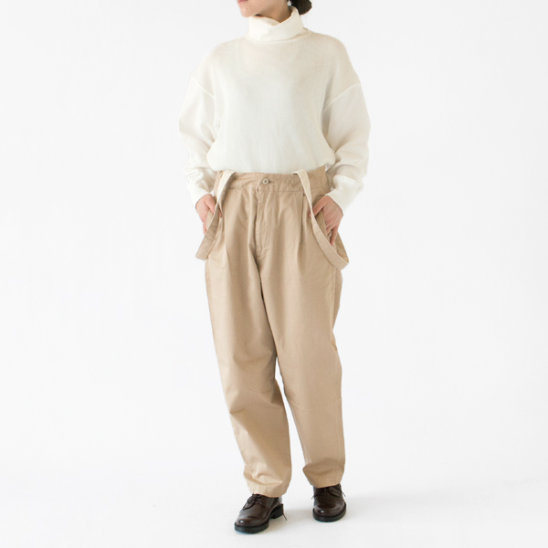 サスペンダーをあえて下に垂らしたラフな着こなしも素敵(モデル身長162cm・BEIGE)
