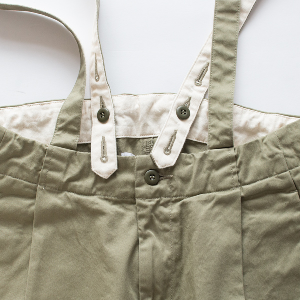 サスペンダーは3段階で長さ調節が可能です(OLIVE)