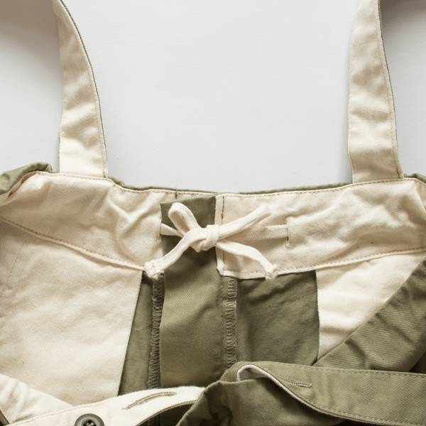 ウエスト紐入りでサイズ調整可能(OLIVE)