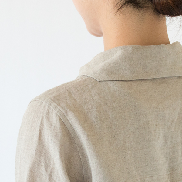 前は丸衿、後は小ぶりのセーラーカラー(FLAX) 前は丸衿、後は小ぶりのセーラーカラー(FLAX)