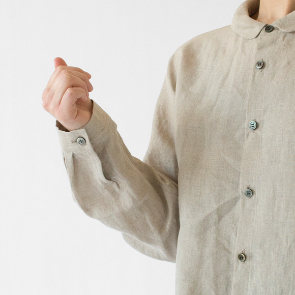 袖口には貝ボタンがあり、袖捲りしやすいです(FLAX) 袖口には貝ボタンがあり、袖捲りしやすいです(FLAX)