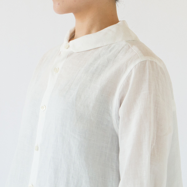 前は丸衿、後は小ぶりのセーラーカラー(OFF WHITE) 前は丸衿、後は小ぶりのセーラーカラー(OFF WHITE)