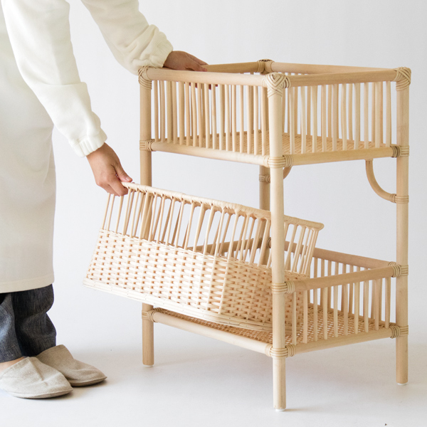 籐本来の素肌を活かしたナチュラルな見た目（モデル身長：156cm、ワイド）