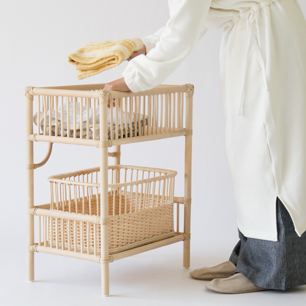 高さは約64.5cmなので圧迫感がありません（モデル身長：156cm、ワイド）