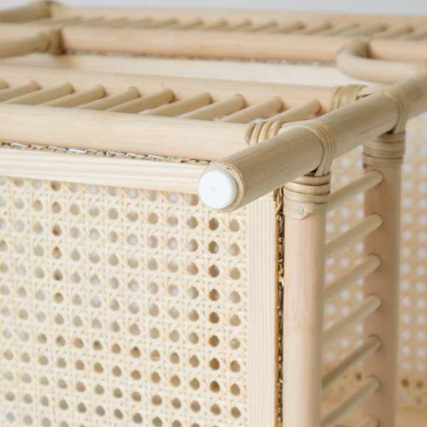 足元は床を傷つけないようにプラスチックが入っています