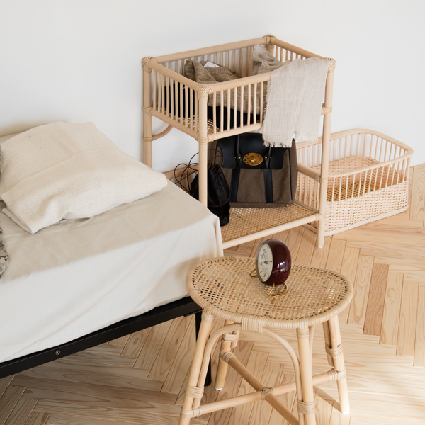 リビングやベッドルームで洋服やバッグ、小物類をスタンバイさせておく場所としても(ワイド)