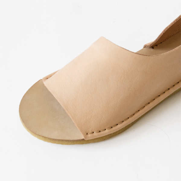 つま先の見えるオープントゥシューズ