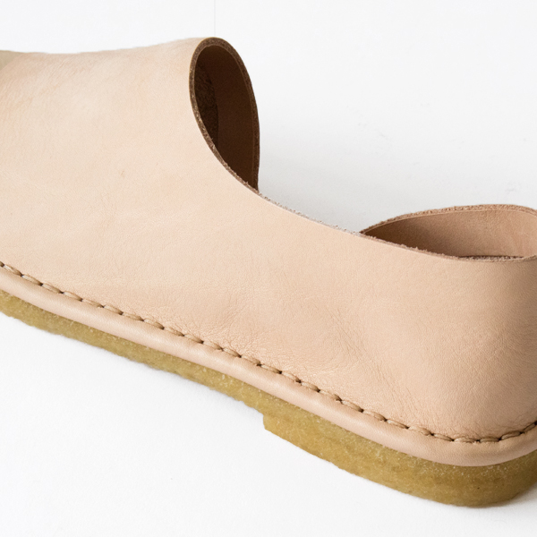 一枚の革で仕立てられたシンプルなデザイン