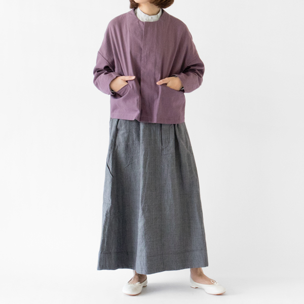 ブルーベースのアイテムと組み合わせると、品の良さが漂うコーデに仕上がります(モデル身長163cm・FUJI) ブルーベースのアイテムと組み合わせると、品の良さが漂うコーデに仕上がります(モデル身長163cm・FUJI)