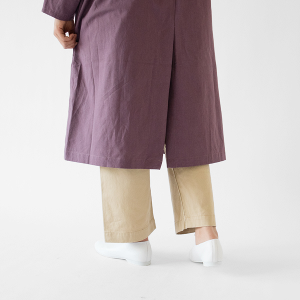 後ろ裾にはセンターベントが入っており、ロング丈でありながら足さばきが良いです(FUJI) 後ろ裾にはセンターベントが入っており、ロング丈でありながら足さばきが良いです(FUJI)