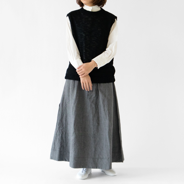 LOUTHのベストにグレーのスカートを合わせてモノトーンコーデに(LOUTH) LOUTHのベストにグレーのスカートを合わせてモノトーンコーデに(LOUTH)