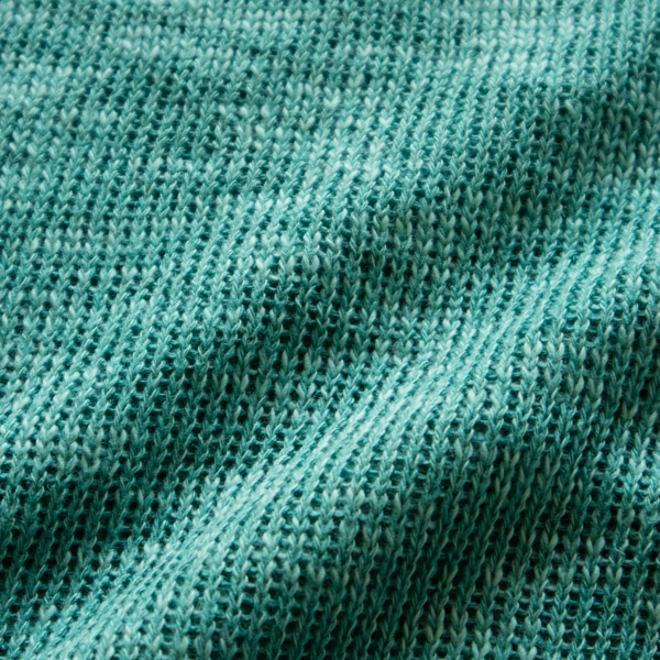 熟練した職人が編み機を手で動かし、時間をかけて編み上げています(TIPPERARY) 熟練した職人が編み機を手で動かし、時間をかけて編み上げています(TIPPERARY)