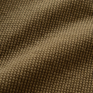 凹凸の細かいワッフルは一年通して着られる心地よい生地(KHAKI) 凹凸の細かいワッフルは一年通して着られる心地よい生地(KHAKI)