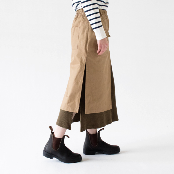 右側のスリットはデザイン性も動きやすさも◎(身長162cm・KHAKI)