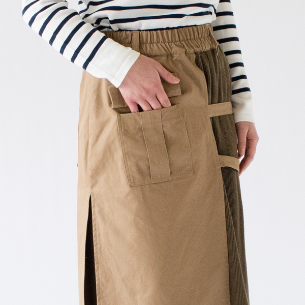 ポケットは前と後ろに二つ(KHAKI)