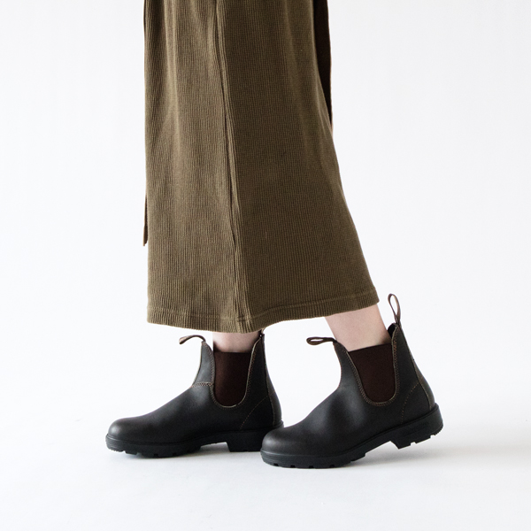 ブーツと合わせるのもおすすめ(モデル身長162cm・KHAKI)