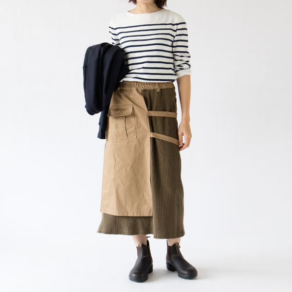 アシンメトリーのデザインがかっこよさをプラス(身長163cm・KHAKI)