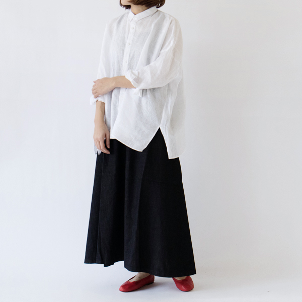 スカートと合わせて甘いスタイルにも(WHITE、モデル身長:163cm) スカートと合わせて甘いスタイルにも(WHITE、モデル身長:163cm)