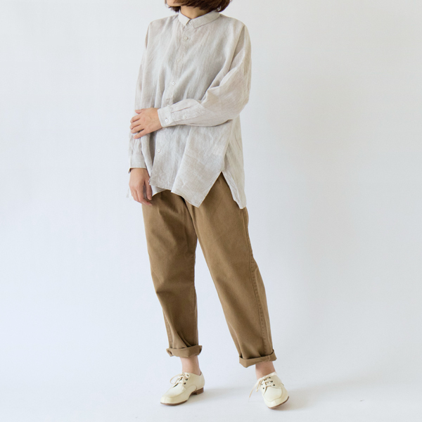 スリットがあるので野暮ったくならずスタイルアップに(KINARI、モデル身長:163cm) スリットがあるので野暮ったくならずスタイルアップに(KINARI、モデル身長:163cm)