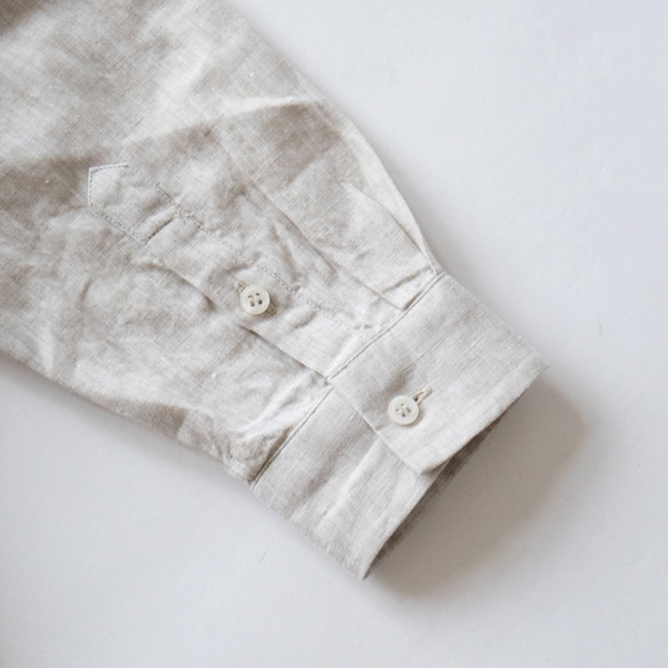 袖口はボタン付きなのでまくることも可能(KINARI) 袖口はボタン付きなのでまくることも可能(KINARI)