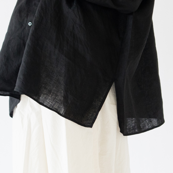 サイドスリットが程よく抜けを演出(BLACK) サイドスリットが程よく抜けを演出(BLACK)