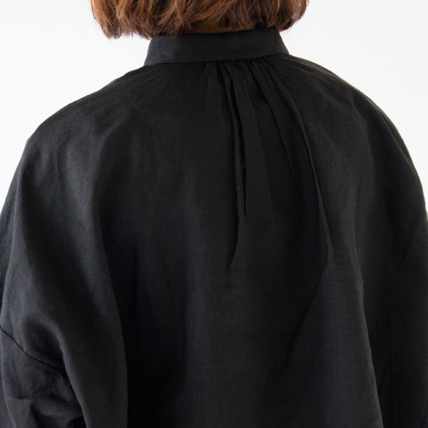 首元のギャザーが広がりを見せてくれます(BLACK) 首元のギャザーが広がりを見せてくれます(BLACK)