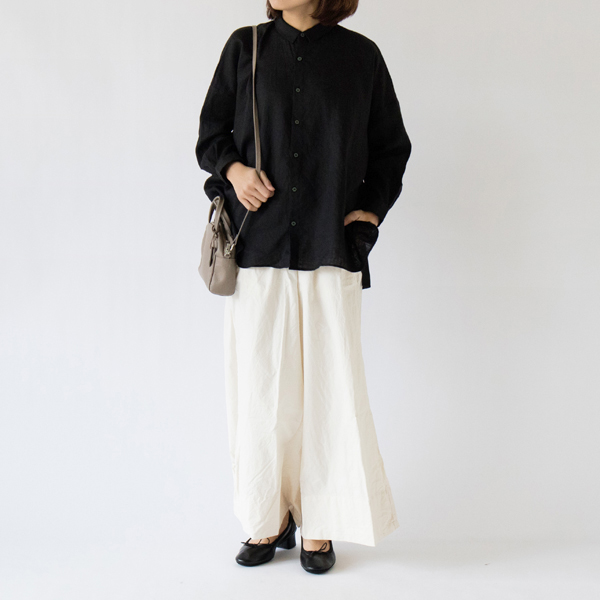 ゆったりとしたパンツと合わせてもバランス◎(BLACK、モデル身長:163cm) ゆったりとしたパンツと合わせてもバランス◎(BLACK、モデル身長:163cm)