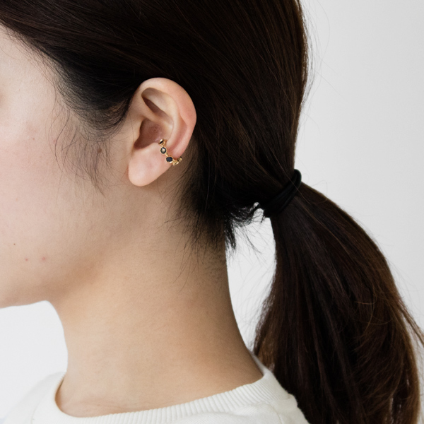 耳たぶ上の窪みに引っ掛けて着用してください(サファイア/ゴールド) 耳たぶ上の窪みに引っ掛けて着用してください(サファイア/ゴールド)