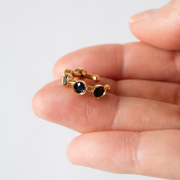 大きさは直径約1cm(サファイア/ゴールド) 大きさは直径約1cm(サファイア/ゴールド)