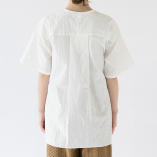前で結んだ時の背中もおしゃれに見せるディテール(WHITE)