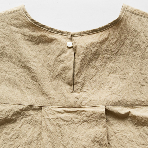 後ろ側はボタンで留める仕様(CREAM)