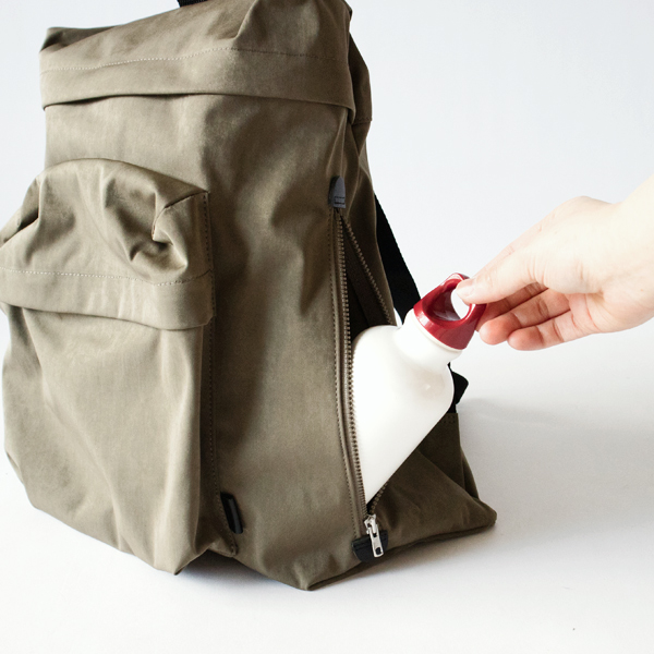 サイドファスナーで荷物の出し入れがしやすく
