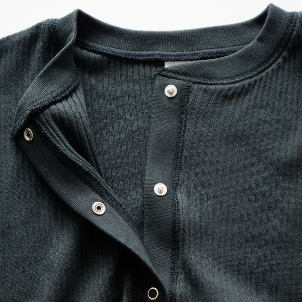 スナップボタンで開け閉めもスムーズ(CHARCOAL)