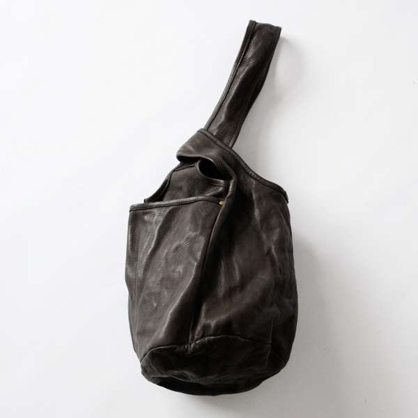 持ち手は、短いループに長いフープを通す仕様（DARK ASH）