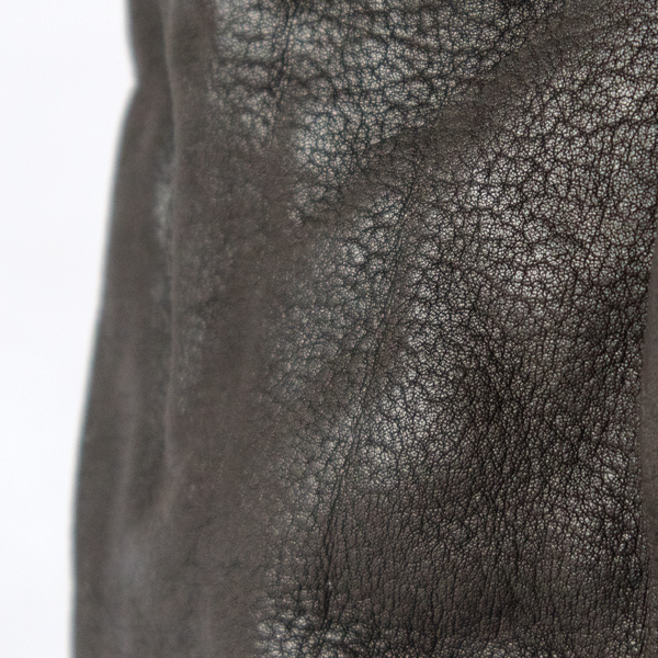 使い始めから雰囲気のあるレザー（DARK ASH）