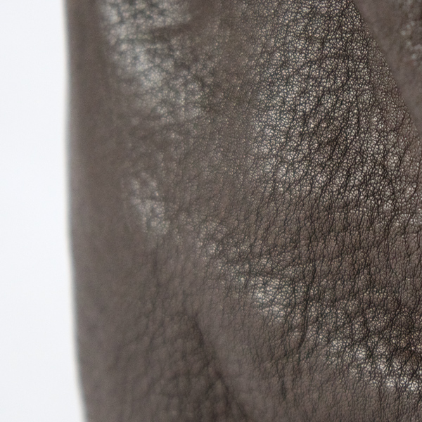 ベジタブルタンニン鞣しの牛革を使用（BRONZE）