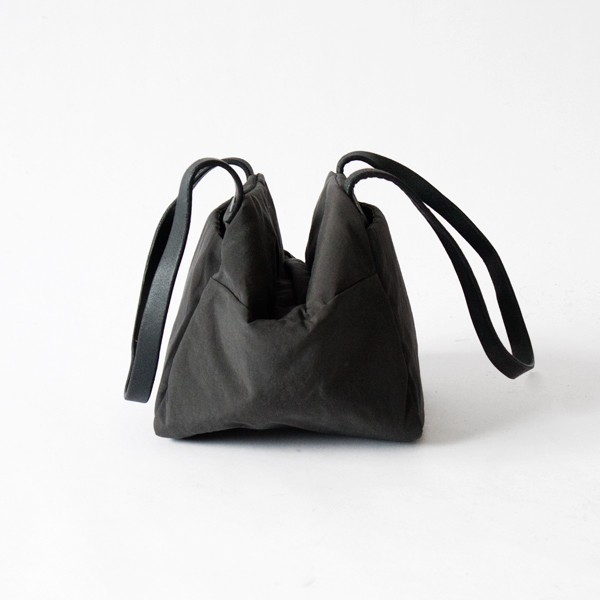 強撥水シュリンクナイロンバッグ QYUVO S（CHARCOAL GRAY）