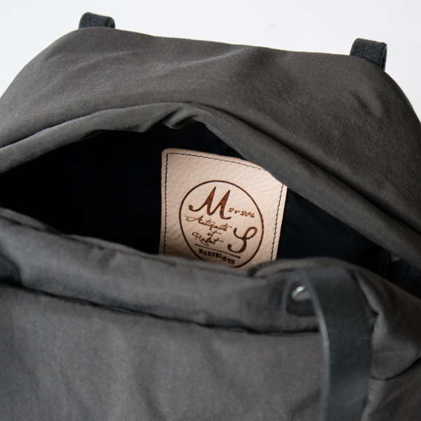 内側のロゴ（CHARCOAL GRAY）