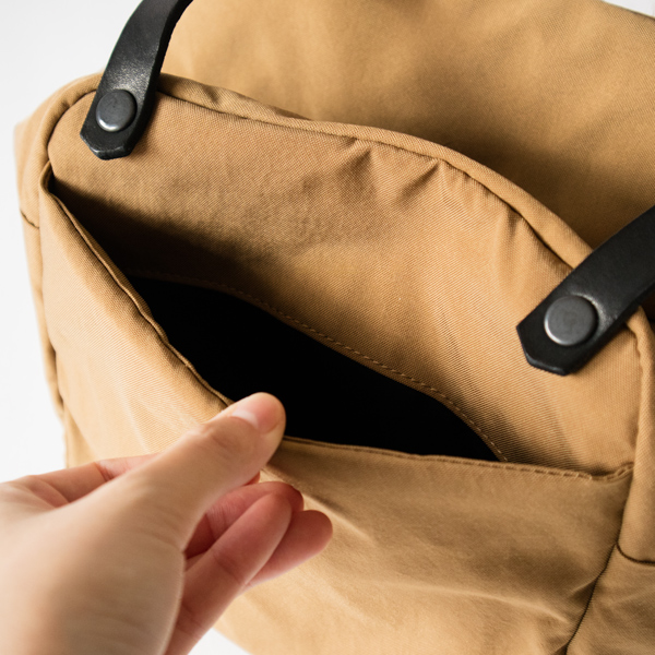 バックの外側左右にはサイドポケット付き（COYOTE）