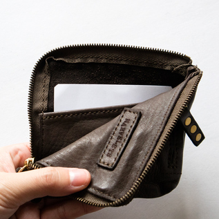 内側についたポケットにはカードやレシートの収納に便利(BRONZE) 内側についたポケットにはカードやレシートの収納に便利(BRONZE)