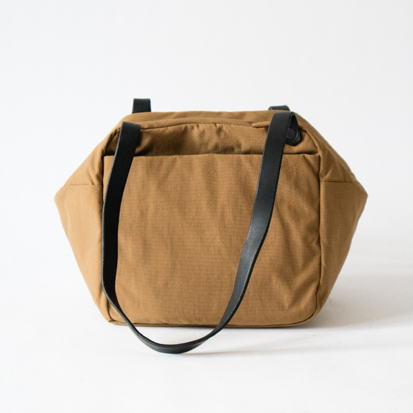 強撥水シュリンクナイロンバッグ QYUVO L(COYOTE) 強撥水シュリンクナイロンバッグ QYUVO L(COYOTE)