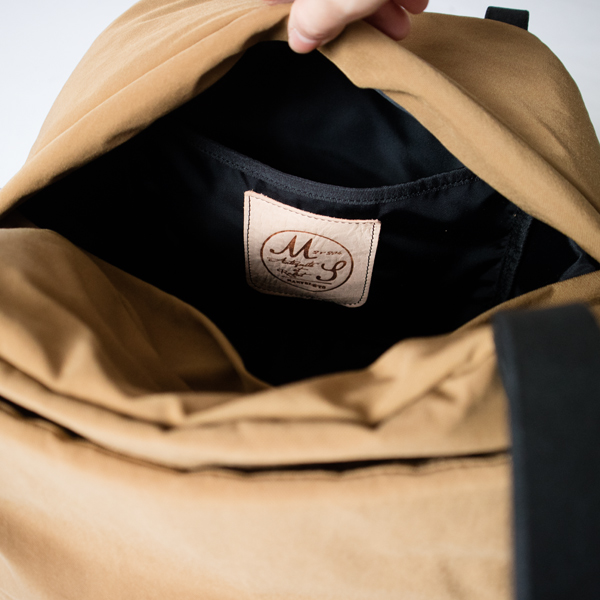 内側にもポケットが一つ(COYOTE) 内側にもポケットが一つ(COYOTE)