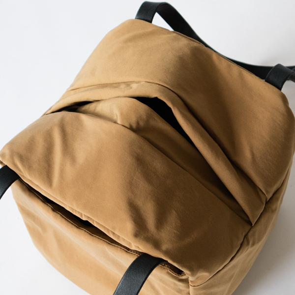 ファスナーやボタンがなく荷物が入れやすい(COYOTE) ファスナーやボタンがなく荷物が入れやすい(COYOTE)