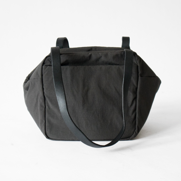 強撥水シュリンクナイロンバッグ QYUVO L（CHARCOAL GRAY）
