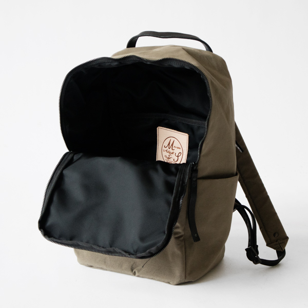 大きく開く口が荷物を入れやすい(GREIGE)